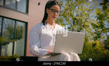 Beschäftigte hispanische Geschäftsfrau weibliche Studentin Mädchen Geschäftsfrau Freelancer Tippen auf Laptop Arbeit Remote auf Internet in der Stadt im Freien surfen Social Stockfoto