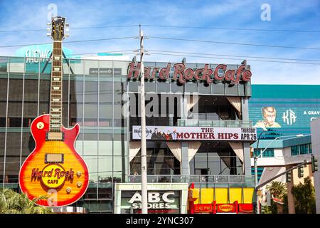 Las Vegas, USA - 18. April 2012: Vor dem Hard Rock Cafe auf dem Strip, Las Vegas. Ein amerikanisches Restaurant mit Live-Rock-Musik. Stockfoto