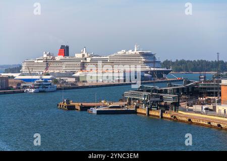 Das Kreuzfahrtschiff der Queen Anne Pinnacle-Klasse mit der Cunard-Linie lag am 8. Juli 2024 im Westterminal im Hafen von Helsinki in Helsinki, Finnland. Stockfoto