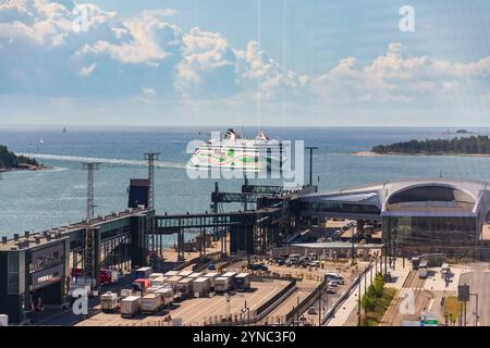 Frau Megastar schnelle Ro-Pax-Fähre der estnischen Reederei Tallink mit LNG als Treibstoff im Westterminal im Hafen von Helsinki am 9. Juli 2024 in H Stockfoto