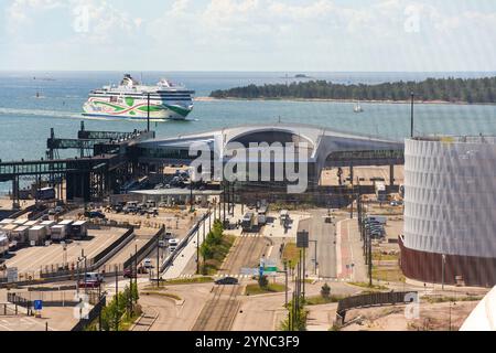 Frau Megastar schnelle Ro-Pax-Fähre der estnischen Reederei Tallink mit LNG als Treibstoff im Westterminal im Hafen von Helsinki am 9. Juli 2024 in H Stockfoto