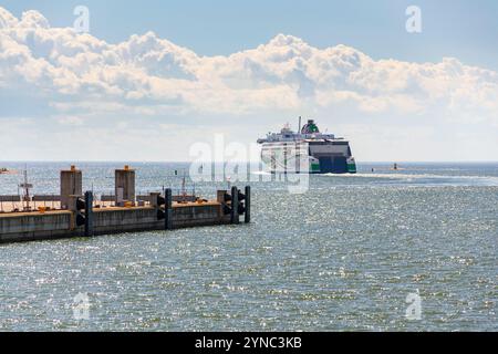 Frau Megastar schnelle Ro-Pax-Fähre der estnischen Reederei Tallink mit LNG als Treibstoff im Westterminal im Hafen von Helsinki am 9. Juli 2024 in H Stockfoto