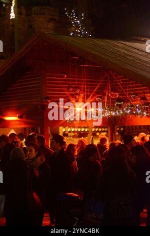 Szene aus dem Zentrum von Bozen, mit Weihnachtsdekoration Stockfoto