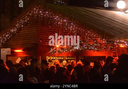 Szene aus dem Zentrum von Bozen, mit Weihnachtsdekoration Stockfoto