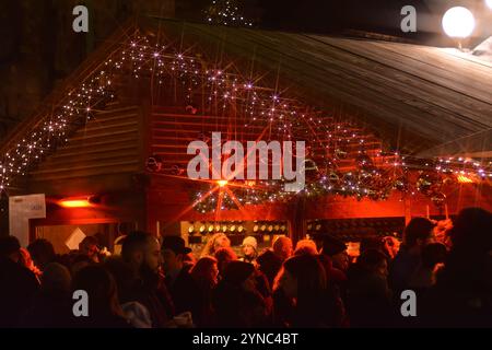 Szene aus dem Zentrum von Bozen, mit Weihnachtsdekoration Stockfoto