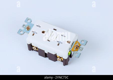 USB-Ladeanschlüsse elektrisch mit zentralem Selbsttest-GFI-Kippschalter, entwickelt für den privaten Gebrauch, mit Metallanschlüssen auf beiden Seiten Stockfoto