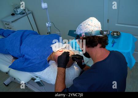 Chirurg, der Haartransplantationschirurgie am Patienten im OP durchführt Stockfoto