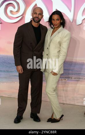 Marvin Humes und Rochelle Humes nehmen an der britischen Premiere „Moana 2“ auf dem Cineworld Leicester Square in London Teil. Stockfoto