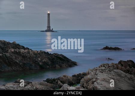 056 Leuchtturm Phare de Goury in der Straße Raz Blanchard-Alderney Race neben Cap la Hague, Cotentin Peninsula NW Tip, Normandie. La Hague-Frankreich. Stockfoto