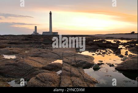 058 farbenprächtiger Sonnenaufgang über dem Leuchtturm Phare de Gatteville und Semaphore, mit 75 Metern zweithöchster im ganzen Land. Barfleur-Normandie-Frankreich. Stockfoto