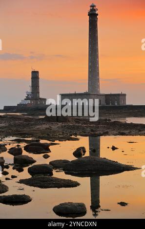 059 farbenprächtiger Sonnenaufgang über dem Leuchtturm Phare de Gatteville und Semaphore, mit 75 Metern zweithöchster im ganzen Land. Barfleur-Normandie-Frankreich. Stockfoto