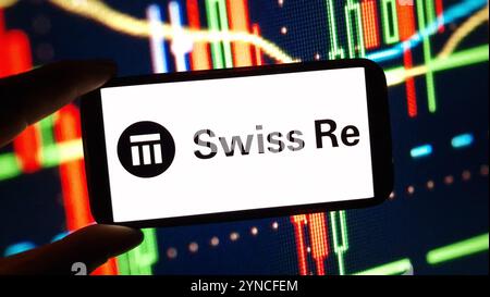 Konskie, Polen - 24. November 2024: Das Firmenlogo der Swiss Re wird auf dem Mobiltelefon angezeigt Stockfoto