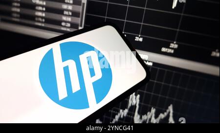 Konskie, Polen – 24. November 2024: Das HP Firmenlogo wird auf dem Mobiltelefon angezeigt Stockfoto