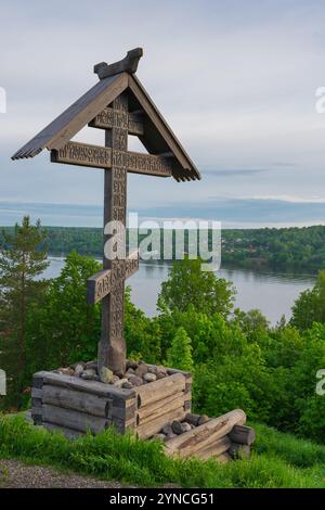 Hölzernes Gotteskreuz auf dem Levitan-Berg bei Sonnenuntergang. Stockfoto