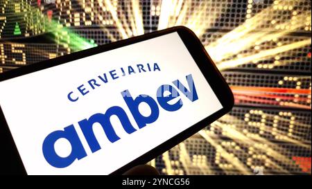 Konskie, Polen – 24. November 2024: Das Firmenlogo von AmBev wird auf dem Mobiltelefon angezeigt Stockfoto