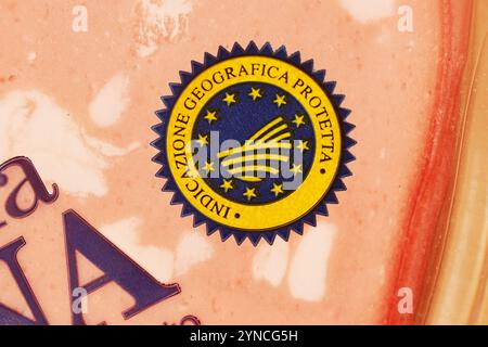 Nahaufnahme von Mortadella Bologna in Scheiben mit IGP-Markierung Stockfoto