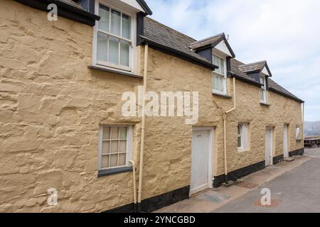 Eine Reihe alter Cottages der Küstenwache am Hartland Quay, North Devon, Großbritannien Stockfoto