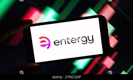 Konskie, Polen – 24. November 2024: Das Firmenlogo von Entergy wird auf dem Mobiltelefon angezeigt Stockfoto