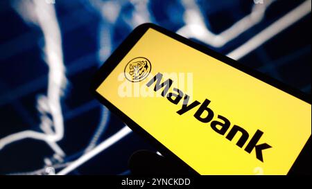 Konskie, Polen – 24. November 2024: Logo des Unternehmens Maybank auf dem Mobiltelefon Stockfoto