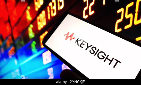 Konskie, Polen – 24. November 2024: Das Firmenlogo von Keysight wird auf dem Mobiltelefon angezeigt Stockfoto