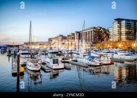 WASHINGTON DC, USA – Boote ruhen an ihren Anlegestellen im modernen Yachthafen der Wharf entlang des Washington Channel. Der Yachthafen umfasst 450 Slips für Schiffe verschiedener Größe innerhalb des neu entwickelten Southwest Waterfront District. Die Hafenanlage verbindet Freizeiteinrichtungen für Bootstouren mit städtischen Annehmlichkeiten entlang des Washington Channel. Stockfoto