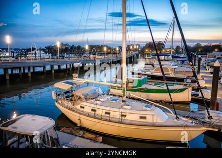 WASHINGTON DC, USA – Boote ruhen an ihren Anlegestellen im modernen Yachthafen der Wharf entlang des Washington Channel. Der Yachthafen umfasst 450 Slips für Schiffe verschiedener Größe innerhalb des neu entwickelten Southwest Waterfront District. Die Hafenanlage verbindet Freizeiteinrichtungen für Bootstouren mit städtischen Annehmlichkeiten entlang des Washington Channel. Stockfoto