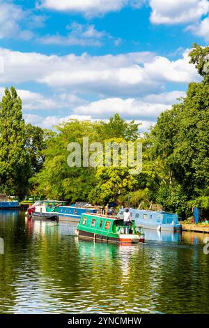 Kanalboote auf dem Fluss Lea in der Nähe von Stamford Hill, Walthamstow Wetlands, London, England Stockfoto