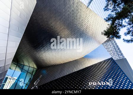 Vor dem Prada Showroom Store und Eingang zu den Shops at Crystals, Las Vegas Boulevard, Las Vegas, Nevada, USA Stockfoto