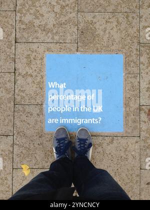 London, Großbritannien - 01. September 2019 - Ein Schild auf dem Bürgersteig, in dem es um das aktuelle politische Thema Einwanderung geht. Stockfoto