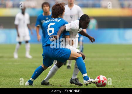 TIANJIN, CHINA - 7. AUGUST: Masato Morishige aus Japan (l) verteidigt gegen Freddy Adu aus den Vereinigten Staaten (r) während eines Gruppenspiels beim Fußballturnier der Olympischen Spiele in Peking am 7. August 2008 im Tianjin Olympic Sports Center Stadium in Tianjin, China. Nur redaktionelle Verwendung. (Foto: Jonathan Paul Larsen / Diadem Images) Stockfoto