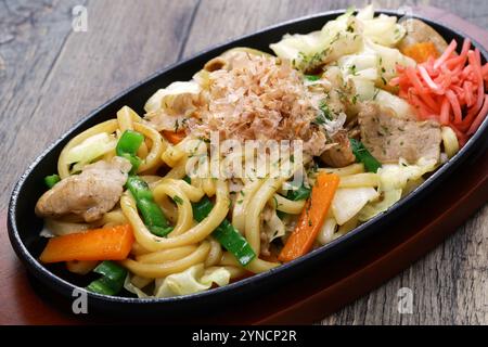Yaki Udon, japanische gebratene weiße Mehlnudeln mit Schweinefleisch und Gemüse Stockfoto