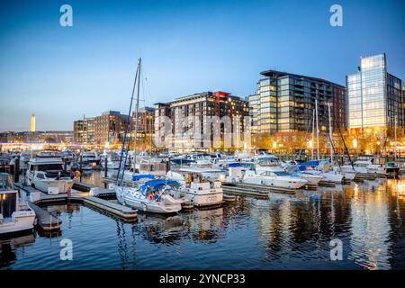 WASHINGTON DC, Vereinigte Staaten – The Wharf, eine kilometerlange Küstensiedlung entlang des Washington Channel, ist eines der größten Stadterneuerungsprojekte in der Geschichte der Stadt. Das gemischte Viertel kombiniert Wohn-, Geschäfts- und Unterhaltungsbereiche entlang der Southwest Waterfront. Das Bauwerk behielt den historischen Maine Avenue Fish Market, der 1805 gegründet wurde, und ist damit der älteste kontinuierlich funktionierende Open-Air-Fischmarkt in den Vereinigten Staaten. Stockfoto