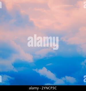 Am Himmel zieht das sanfte Licht der aufgehenden Sonne morgens durch die zarten Wolken und schafft eine angenehme Atmosphäre. Himmelshintergrund Stockfoto