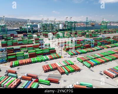 Hafen von Los Angeles. Everport Shipping Container Terminal. Versandbehälter gestapelt. Portalkrane laden Containerschiffe, Tarife, Tarife Stockfoto