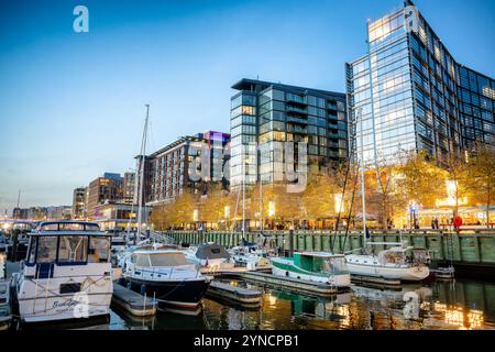 WASHINGTON DC, Vereinigte Staaten – The Wharf, eine kilometerlange Küstensiedlung entlang des Washington Channel, ist eines der größten Stadterneuerungsprojekte in der Geschichte der Stadt. Das gemischte Viertel kombiniert Wohn-, Geschäfts- und Unterhaltungsbereiche entlang der Southwest Waterfront. Das Bauwerk behielt den historischen Maine Avenue Fish Market, der 1805 gegründet wurde, und ist damit der älteste kontinuierlich funktionierende Open-Air-Fischmarkt in den Vereinigten Staaten. Stockfoto