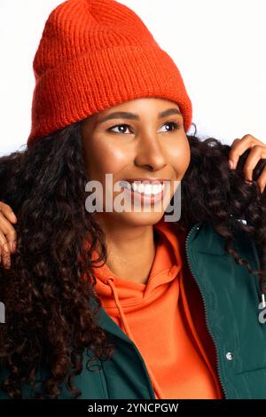 Happy Woman zeigt ihren lebendigen Stil, trägt gemütliche Lagen und genießt den Moment im Herbst. Stockfoto