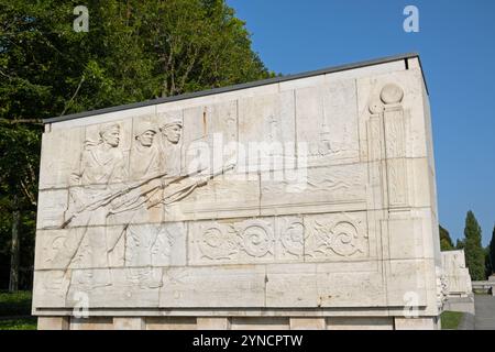 Einer von 16 Sarkophagen mit Reliefschnitzereien einer Kriegsszene. Sowjetisches Kriegsdenkmal, Treptower Park, Berlin, Deutschland. Stockfoto
