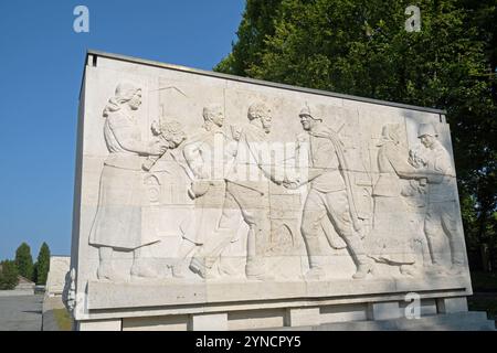 Einer von 16 Sarkophagen mit Reliefschnitzereien einer Kriegsszene. Sowjetisches Kriegsdenkmal, Treptower Park, Berlin, Deutschland. Stockfoto