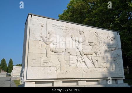 Einer von 16 Sarkophagen mit Reliefschnitzereien einer Kriegsszene. Sowjetisches Kriegsdenkmal, Treptower Park, Berlin, Deutschland. Stockfoto