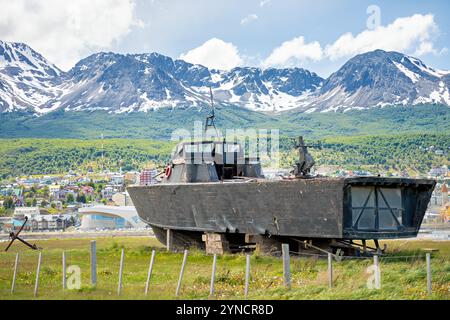 USHUAIA, Argentinien – die südlichste Stadt der Welt liegt eingebettet zwischen den Martial Mountains und dem Beagle Channel in Tierra del Fuego. Ushuaia, bekannt als das „Ende der Welt“, ist ein wichtiges Tor für Antarktis-Expeditionen und Tourismus. Die farbenfrohen Gebäude der Stadt stehen im Kontrast zu den schneebedeckten Gipfeln, die ihre dramatische Kulisse bilden. Stockfoto