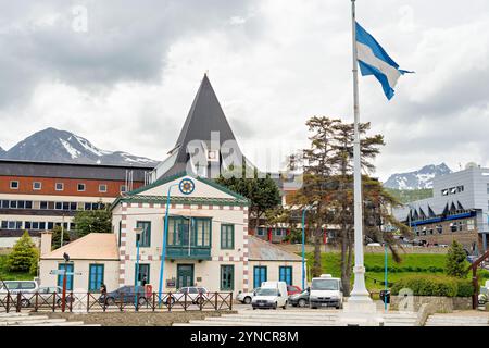 USHUAIA, Argentinien – die südlichste Stadt der Welt liegt eingebettet zwischen den Martial Mountains und dem Beagle Channel in Tierra del Fuego. Ushuaia, bekannt als das „Ende der Welt“, ist ein wichtiges Tor für Antarktis-Expeditionen und Tourismus. Die farbenfrohen Gebäude der Stadt stehen im Kontrast zu den schneebedeckten Gipfeln, die ihre dramatische Kulisse bilden. Stockfoto