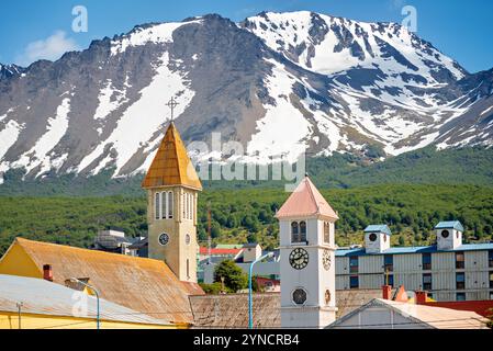 USHUAIA, Argentinien – die südlichste Stadt der Welt liegt eingebettet zwischen den Martial Mountains und dem Beagle Channel in Tierra del Fuego. Ushuaia, bekannt als das „Ende der Welt“, ist ein wichtiges Tor für Antarktis-Expeditionen und Tourismus. Die farbenfrohen Gebäude der Stadt stehen im Kontrast zu den schneebedeckten Gipfeln, die ihre dramatische Kulisse bilden. Stockfoto