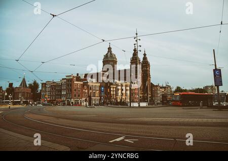 Amsterdam, Niederlande - 12. Juli 2012: Die Basilika St. Nikolaus befindet sich im alten Stadtteil Amsterdam, Niederlande. Stockfoto