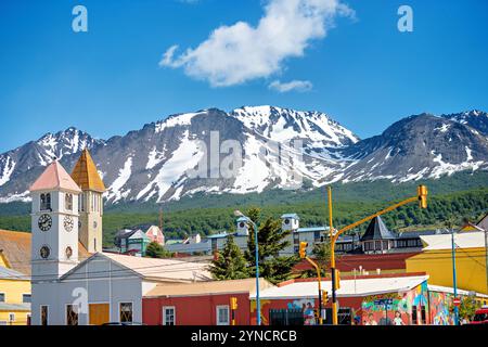 USHUAIA, Argentinien – die südlichste Stadt der Welt liegt eingebettet zwischen den Martial Mountains und dem Beagle Channel in Tierra del Fuego. Ushuaia, bekannt als das „Ende der Welt“, ist ein wichtiges Tor für Antarktis-Expeditionen und Tourismus. Die farbenfrohen Gebäude der Stadt stehen im Kontrast zu den schneebedeckten Gipfeln, die ihre dramatische Kulisse bilden. Stockfoto