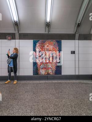 New York, New York, USA – 30. Oktober 2024: „Subway Portraits“ des Künstlers Chuck Close an der 2nd Avenue U-Bahn-Station New York, New York, USA. Die Pel Stockfoto