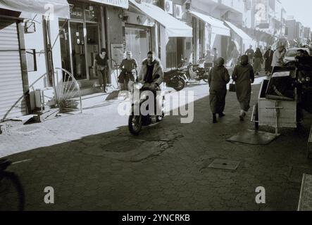 Menschen und Straßenleben im Casbah-Souk der Altstadt von Marrakesch in Marokko im Sahara-Maghreb in Nordafrika Stockfoto