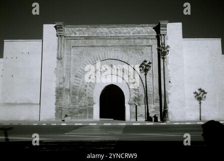 Der alte Torbogen Bab Agnaou im Kasbah-Viertel der Altstadt von Marrakesch in Marokko im Sahara-Maghreb in Nordafrika Stockfoto