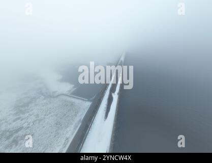 Cow Green Dam Teesdale, Winter Schnee und Nebel Stockfoto