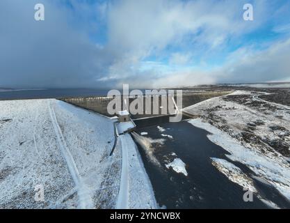 Cow Green Dam Teesdale, Winter Schnee und Nebel Stockfoto