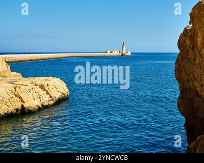 Blick auf den Leuchtturm am Eingang zum Hafen von Valletta, Malta Stockfoto